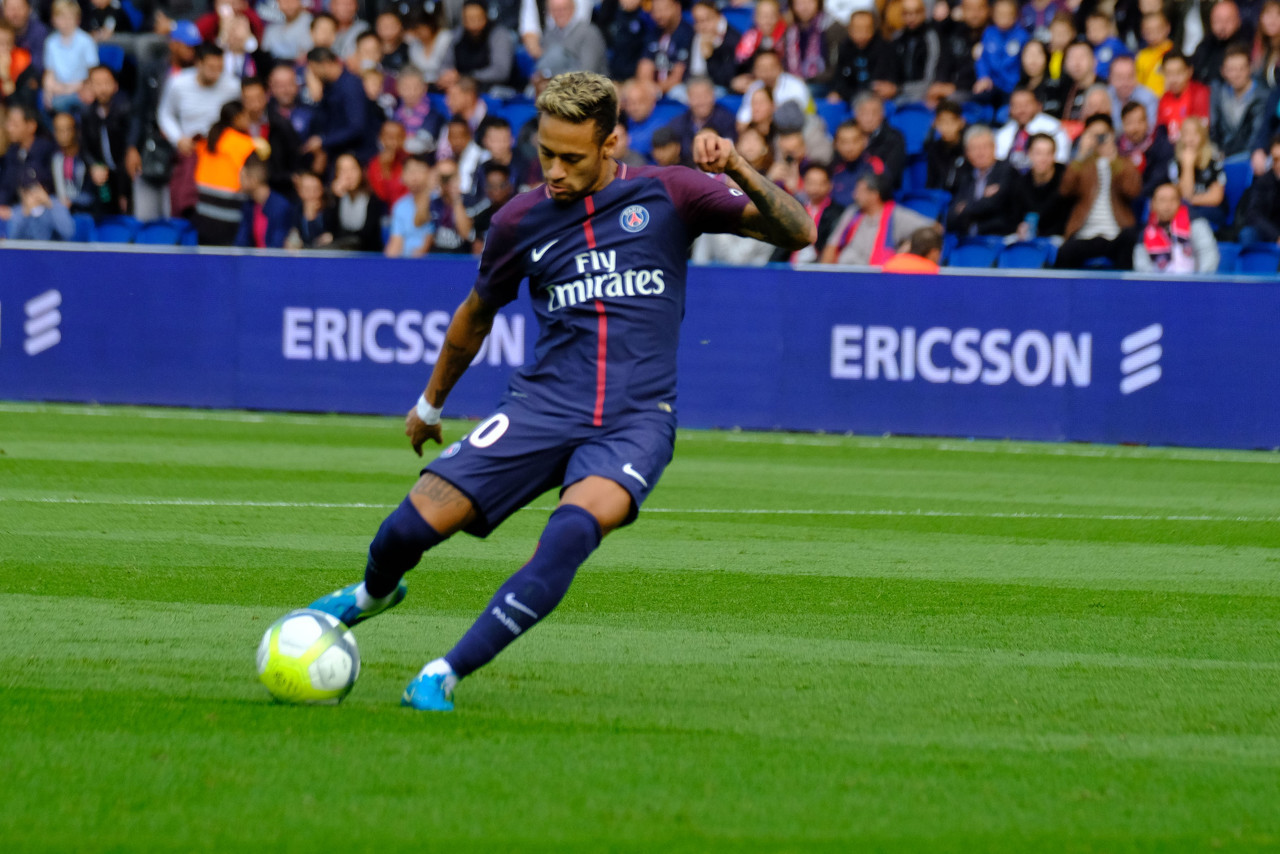 罗马诺：内马尔专注于帮桑托斯保级，但可能考虑1月自由转会（罗马诺：内马尔当下全力助桑托斯保级，或考虑一月以自由身离队）