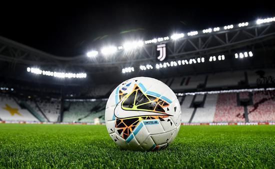 球队外线火力强到爆表（球队外线三分如雨，火力全开）