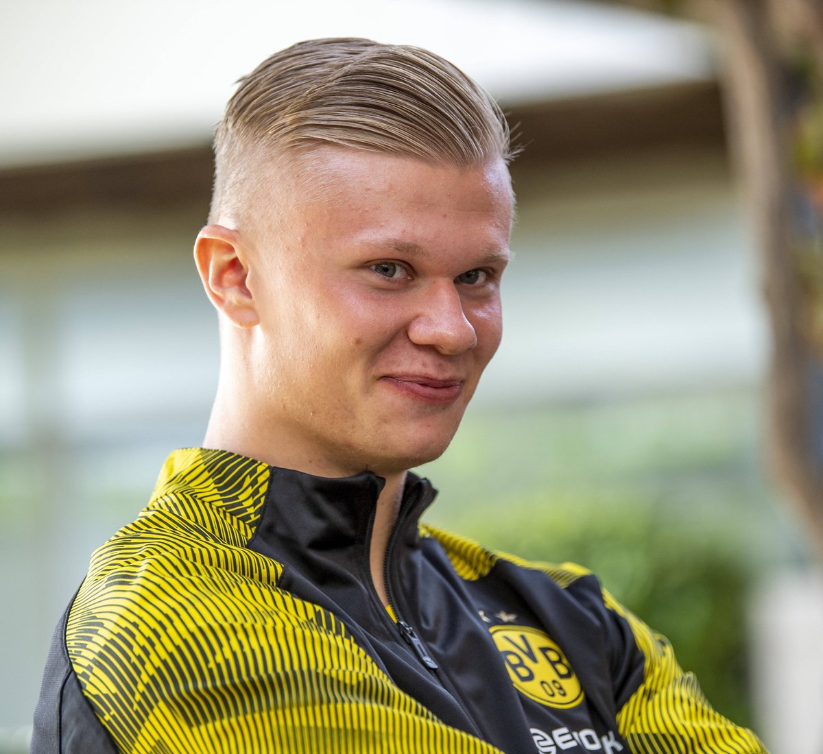 利物浦萨拉赫末段进球险胜曼联（萨拉赫终场前破门，利物浦险胜曼联）