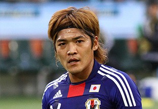 王洪泽这样的年轻人要多留在场上 不能过快犯规限制手脚（像王洪泽这样的新人应多在场，别因过早犯规束缚发挥）