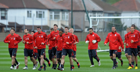 那不勒斯夺冠庆功晚宴邀请歌手一同庆祝，孔蒂现场献唱（那不勒斯夺冠晚宴邀歌手同庆，孔蒂现场开嗓献唱）