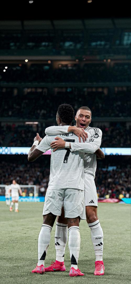 歌名应景，著名歌唱家波切利在世界杯抽签仪式演唱《今夜无人入眠》（世界杯抽签仪式上，波切利献唱《今夜无人入眠》，歌名应景）