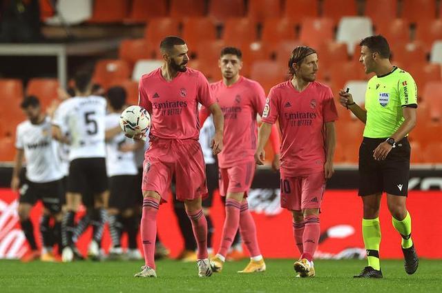 萨拉赫言论引爆激烈辩论，亨利按摩化解紧张气氛（萨拉赫发言引发激辩，亨利以按摩缓解紧张氛围）