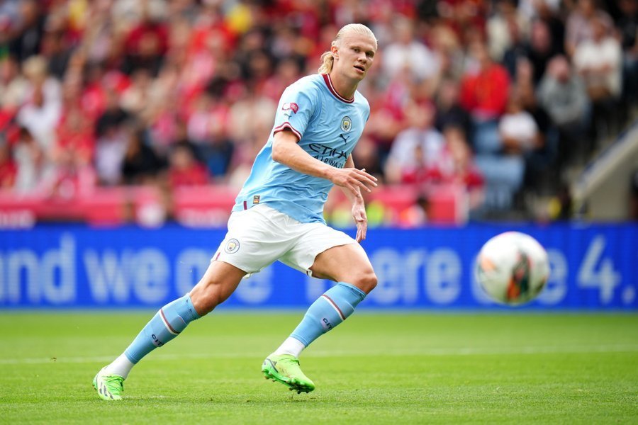 0-2大冷门！14亿豪门主场轰然倒下5轮1胜两大边后卫染红+中卫重伤（0-2爆冷！身价14亿豪门主场折戟，近5轮仅1胜，双边后卫染红+中卫重伤）